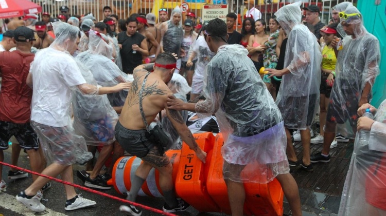 Bloco da Rainha encerra Carnaval de SP com chuva e confusão