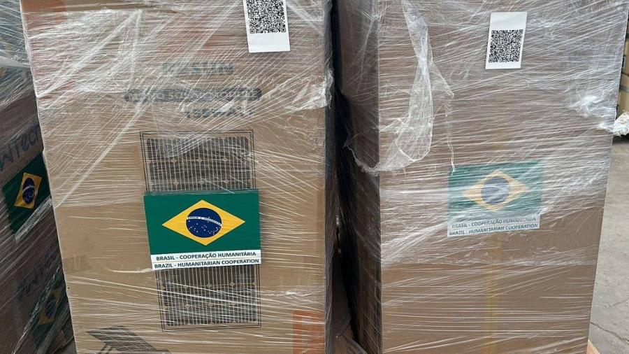 Pacote de ajuda humanitária a Gaza enviada pelo Brasil em tenda no Egito