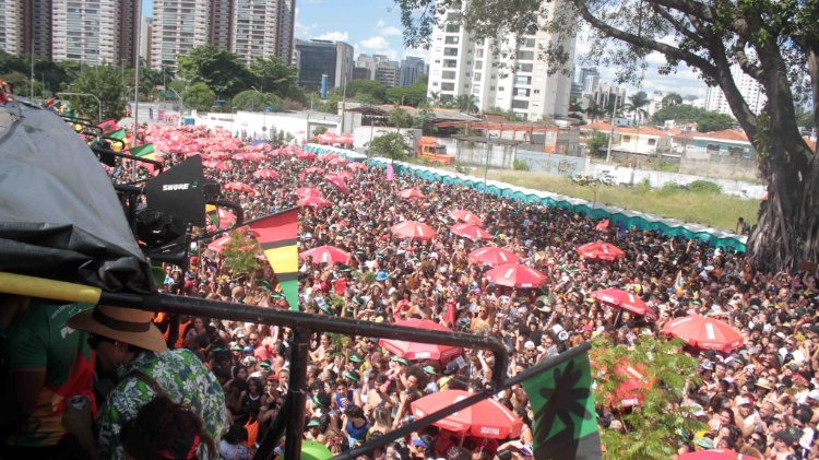 Cantora Iza atraiu um mar de gente para seu Bloco Bonde Pesadão, em São Paulo