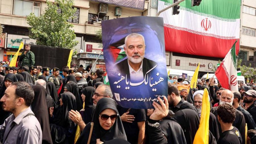 Iranianos seguram retratos do líder do Hamas, Ismail Haniyeh, durante cortejo fúnebre, em Teerã