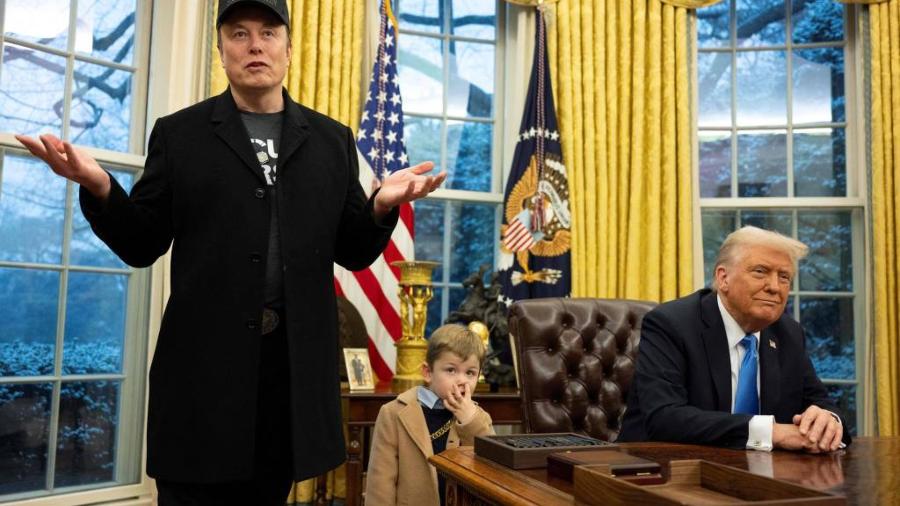 O dono do X, Elon Musk, conversa com a imprensa na Casa Branca ao lado do presidente dos EUA, Donald Trump; o filho de Musk, X Æ A-Xii, cutuca o nariz ao fundo O dono do X, Elon Musk, conversa com a imprensa na Casa Branca ao lado do presidente dos EUA, Donald Trump; o filho de Musk, X Æ A-Xii, cutuca o nariz ao fundo