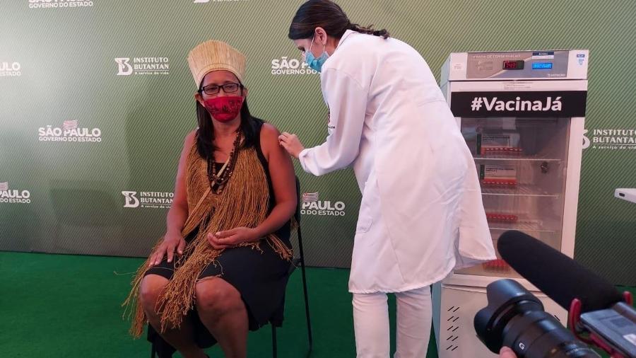 Vanuza Kaimbé, a primeira indígena a ser vacinada no Brasil, atua para testar a população indígena e tentar isolar os casos confirmados - Divulgação 
