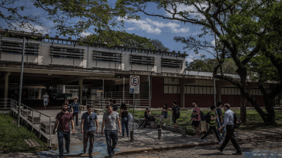 Estudantes em frente à entrada do prédio da Escola Politécnica da USP em São Paulo  - Bruno Santos/Folhapress