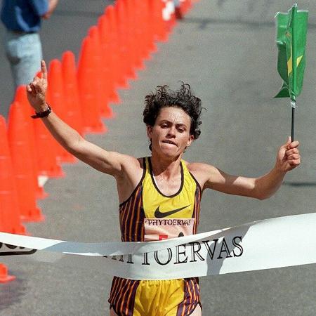 A corredora Roseli Machado cruza a linha de chegada da corrida de São Silvestre 1996 - Evelson de Freitas/Folha Imagem/Evelson de Freitas/Folhapress
