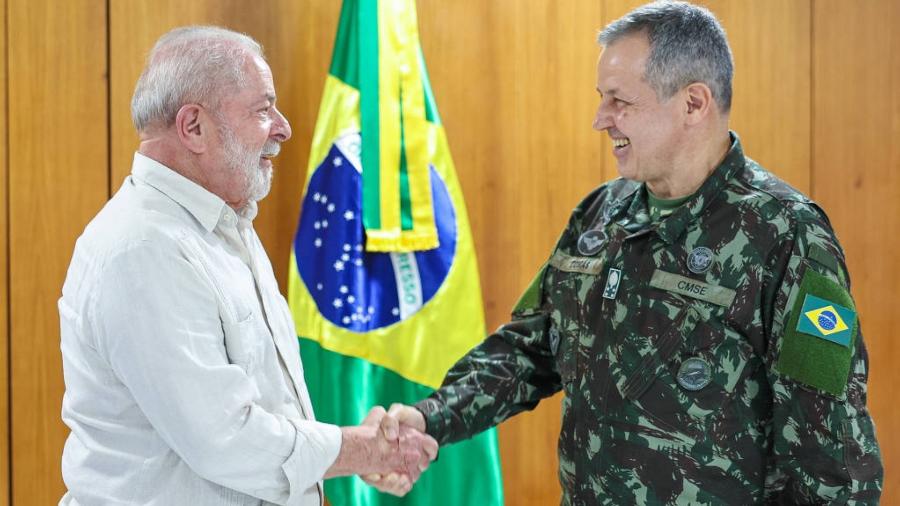 Lula cumprimenta o comandante do Exército, general Tomás Ribeiro Paiva - Ricardo Stuckert/Divulgação
