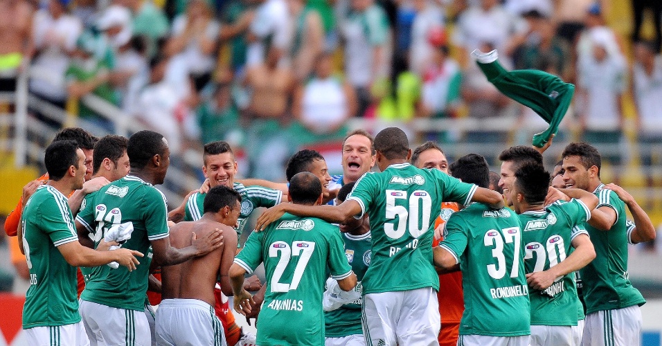 16nov2013---jogadores-do-palmeiras-comemoram-titulo-antecipado-da-serie-b-apos-vitoria-sobre-o-boa-1384634126090_956x500