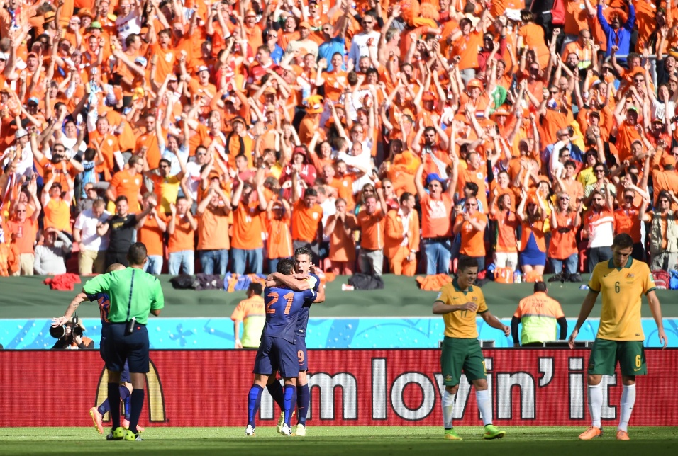 holandeses-comemoram-terceiro-gol-feito-por-memphis-deplay-contra-a-australia-1403113212889_956x644