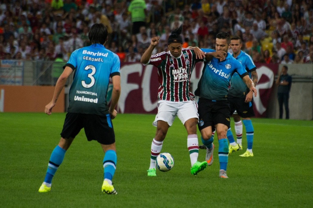 ronaldinho-encara-a-marcacao-do-gremio-no-jogo-do-fluminense-1438469588465_1920x1277