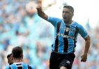 Ex-corintiano aproxima o Grêmio do líder Ex-corintiano aproxima o Grêmio do líder