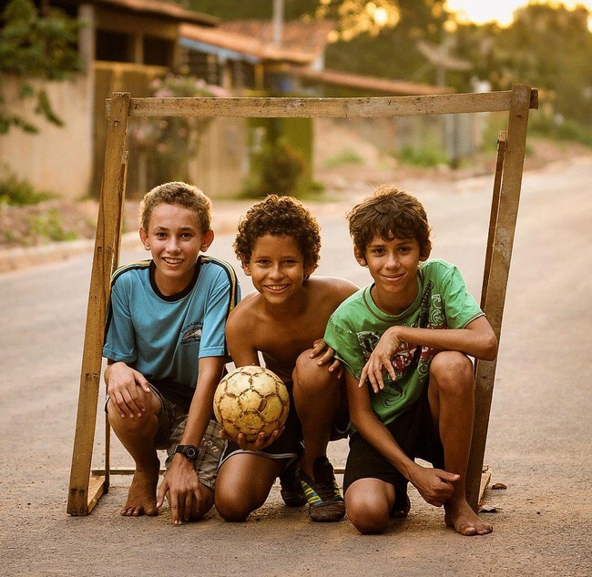 Antiga Bola De Futebol Deitada No Capim Para O Futebol De Rua