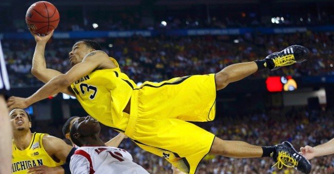 Trey Burke, da Universidade de Michigan, voa na decisão de 2013, contra Universidade de Louisville, nos EUA - foto: Jeff Haynes/Reuters