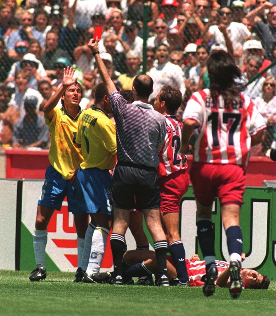 Leonardo é expulso após cotovelada em Tab Ramos na Copa de 1994 - foto: Chris Cole/ALLSPORT