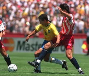 Balboa disputa a bola com Zinho - foto: Chris Cole/ALLSPORT
