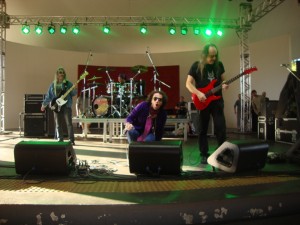 O Golpe de Estado entrou com tudo no palco ensolarado do Parque Salvador Arena, em São Bernardo, no final de julho de 2013; Aguirra está à direita, com, a guitarra vermelha (FOTO: MARCELO MOREIRA)