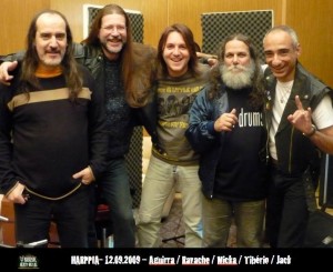 Aguirra (esq.) com os antigos companheiros do Harppia, em 2009, durante gravação de entrevistas e música para o documentário 'Brasil Heavy Metal' (FOTO: BRASIL HEAVY METAL/REPRODUÇÃO)