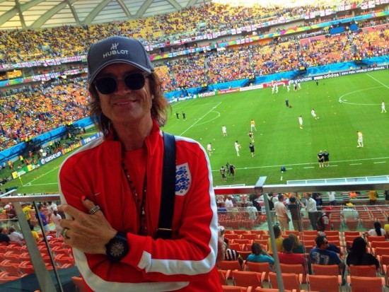 Glenn Hughes estava todo feliz em Manaus antes do jogo Inglaterra x Itália, na Copa do Mundo; após o jogo, foi zoado por brasileiros no Facebook, sendo chamado de 'pé-frio' (FOTO: ARQUIVO PESSOAL/FACEBOOK)
