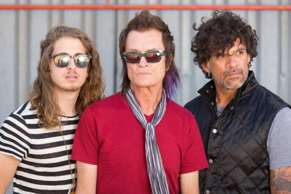 Mal começou e o California Breed, que completou recentemente um ano de existência, trocou o baterista. Na foto, a nova formação: Andrew Watt (guitarra, à esq.), Glenn JHughes baixo, centro), e Joey Castillo (bateria), que substitui Jason Bonham (FOTO: DIVULGAÇÃO)