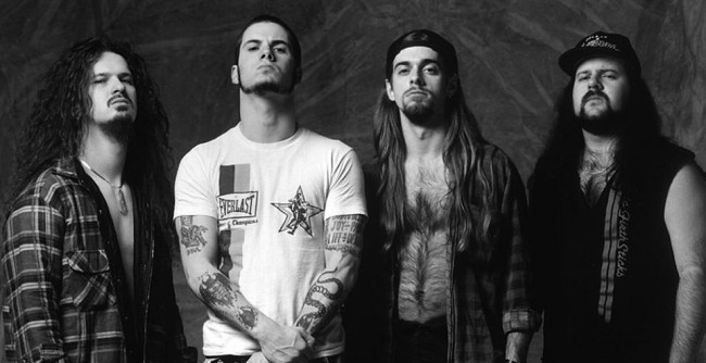Pantera nos anos 90: da esq. para a dir., Dimebag Darrell (guitarra), Phil Anselmo (vocal), Rex brown (baixo) e Vinnie Paul (baixo) (FOTO: REPRODUÇÃO)