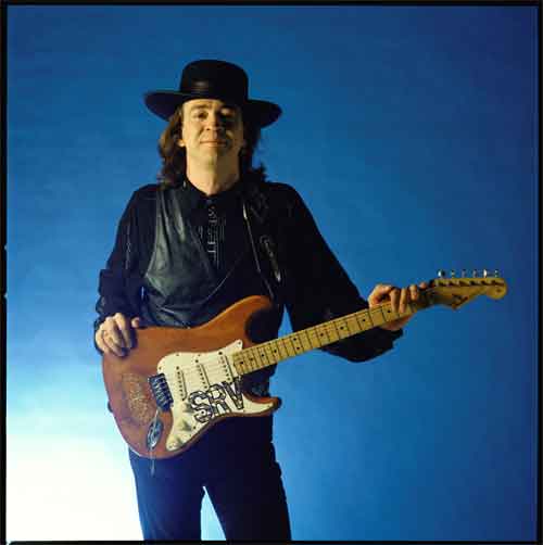 Stevie Ray Vaughan empunha Lenny, uma das mais importantes guitarras que teve em sua curta vida (foto: DIVULGAÇÃO)