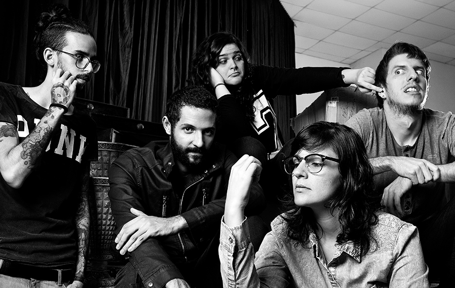 Far From Alaska - Emmily Barreto (ao fundo) e Cris Botarelli (de óculos). Foto: Jomar Dantas/Divulgação