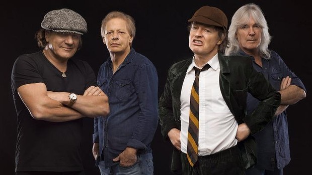 AC/DC no final de 2014: da esq. para a dir., Brian Johnson (vocais), Steve Young (guitarra), Angus Young (guitarra) e Cliff Williams (baixo). O baterista Chris Slade só foi anunciado como substituto de Phil Rudd na semana passada, três dias antes do show no Grammy 2015. De forma prudente, a banda evita informar se a substituição de Rudd é temporária ou definitiva, em razão dos problemas deste com a Justiça da Nova Zelândia, onde mora (FOTO: DIVULGAÇÃO)