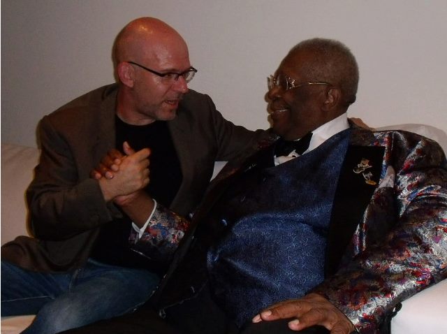 Nuno Mindelis encontra B.B. King em uma das passagens do norte-americano pelo Brasil (FOTO: ARQUIVO PESSOAL)
