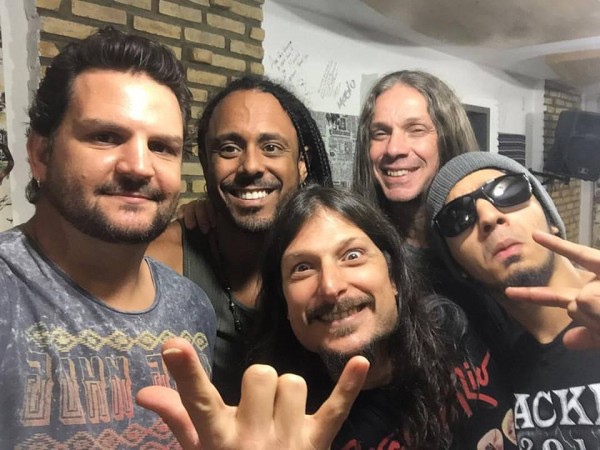 Escalação do Angra para tocar em Salvador: da esq. para a dir., Felipe Andreoli, Marcelo Barbosa, Rafael Bittencourt (centro), Nando Fernandes e Bruno Valverde (FOTO: ARQUIVO PESSOAL/FACEBOOK)
