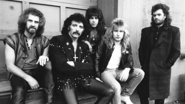 Black Sabbath como quinteto, em 1986: da esq. para a dir., Geoff Nichols, Tony Iommi, Dave Spiz, Eric Singer e Glenn Hughes (FOTO: DIVULGAÇÃO)