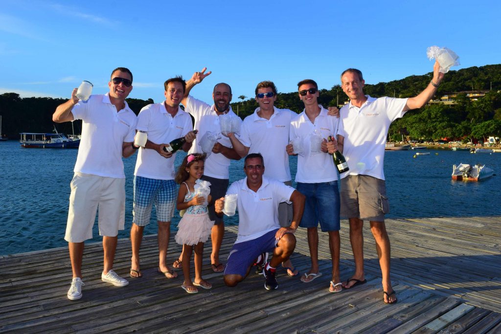 Tripulação do FelciUno comemora a vitória na Búzios Sailing Week (Foto: Gonzalo Arselli)
