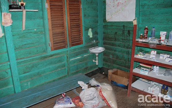 Clínica em aldeia Matsés. Os Matsés usam tanto a medicina tradicional como a ocidental, mas suprir e manter as clínicas remotas é difícil. Foto: Acaté