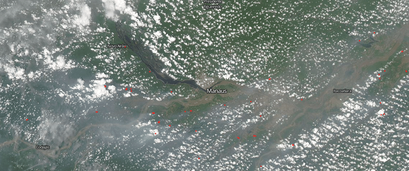 Registro de 17 de outubro permite visualizar não só as nuvens de poluição, como também focos de calor, sinais de queimadas no entorno da cidade