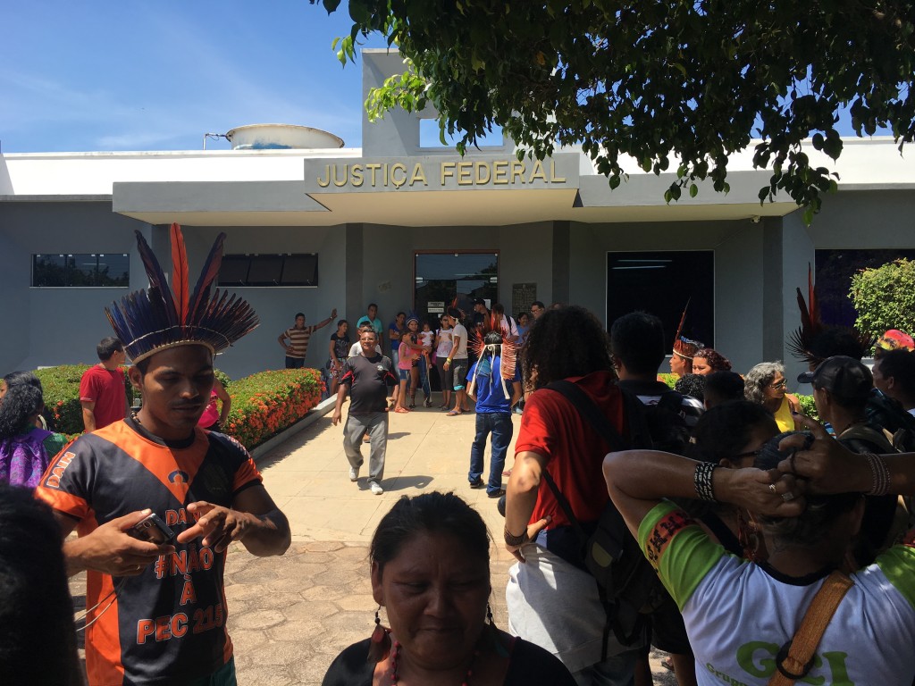 Indígenas pressionam por liberação de Poró Borari na Justiça Federal, em Santarém (PA). Foto: Thiago Medaglia
