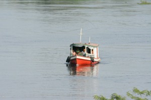 Canoa navegando por rio da Amazônia