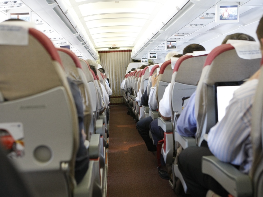 FAA testará se os assentos dos aviões dos EUA estão muito apertados para evacuações de emergência