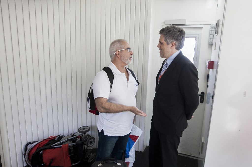 Passageiro Wellington Lopes conversa com o presidente da Gol (à direita) (Foto: Lucas Lima/UOL)