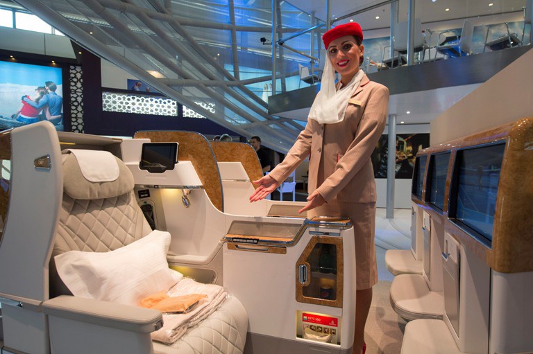 Nova poltrona de classe executiva da Emirates tem TV gigante e bar privado  - UOL Economia