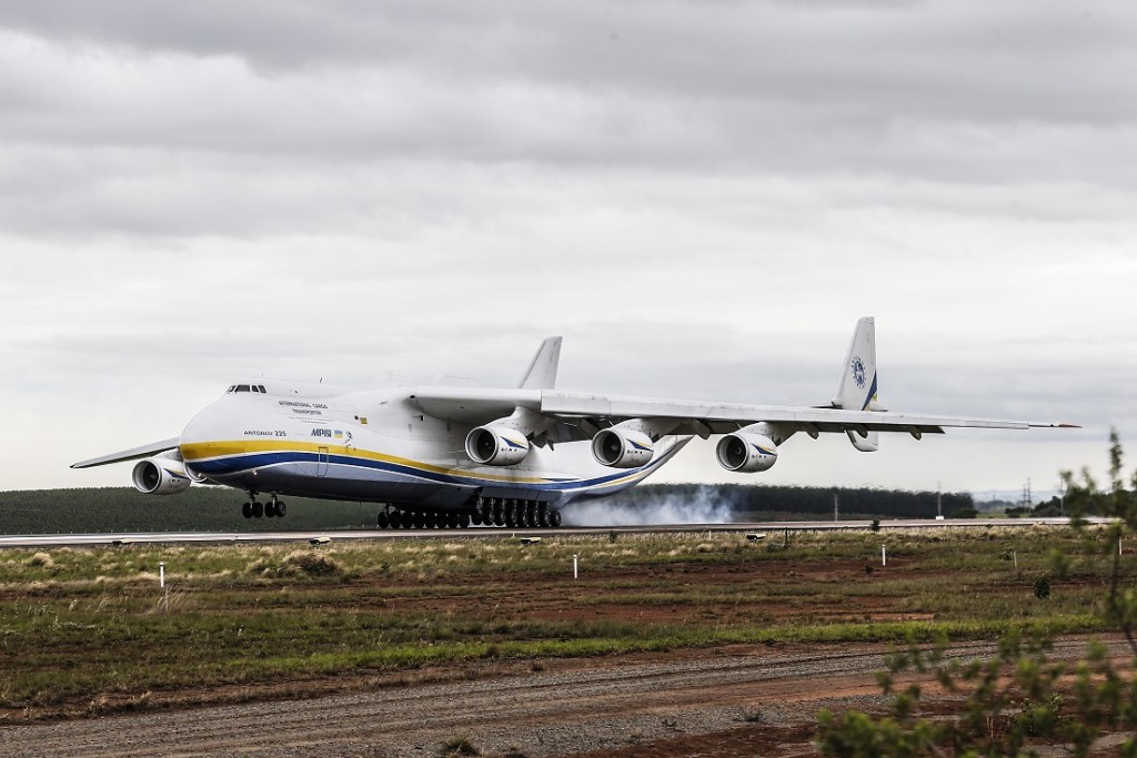 Antonov An-225 pousou em Viracopos às 11h05 desta segunda-feira (14) (Foto: Lucas Lima/UOL)
