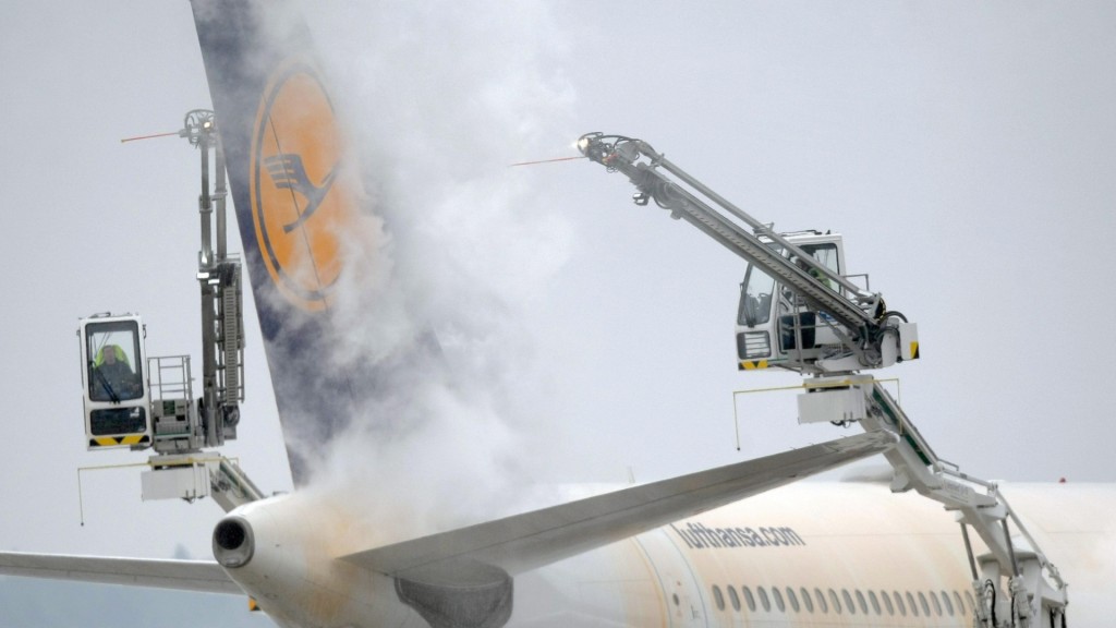 Fluido é aplicado para tirar neve de avião na Alemanha (Foto: Fredrik von Erichsen/EFE)