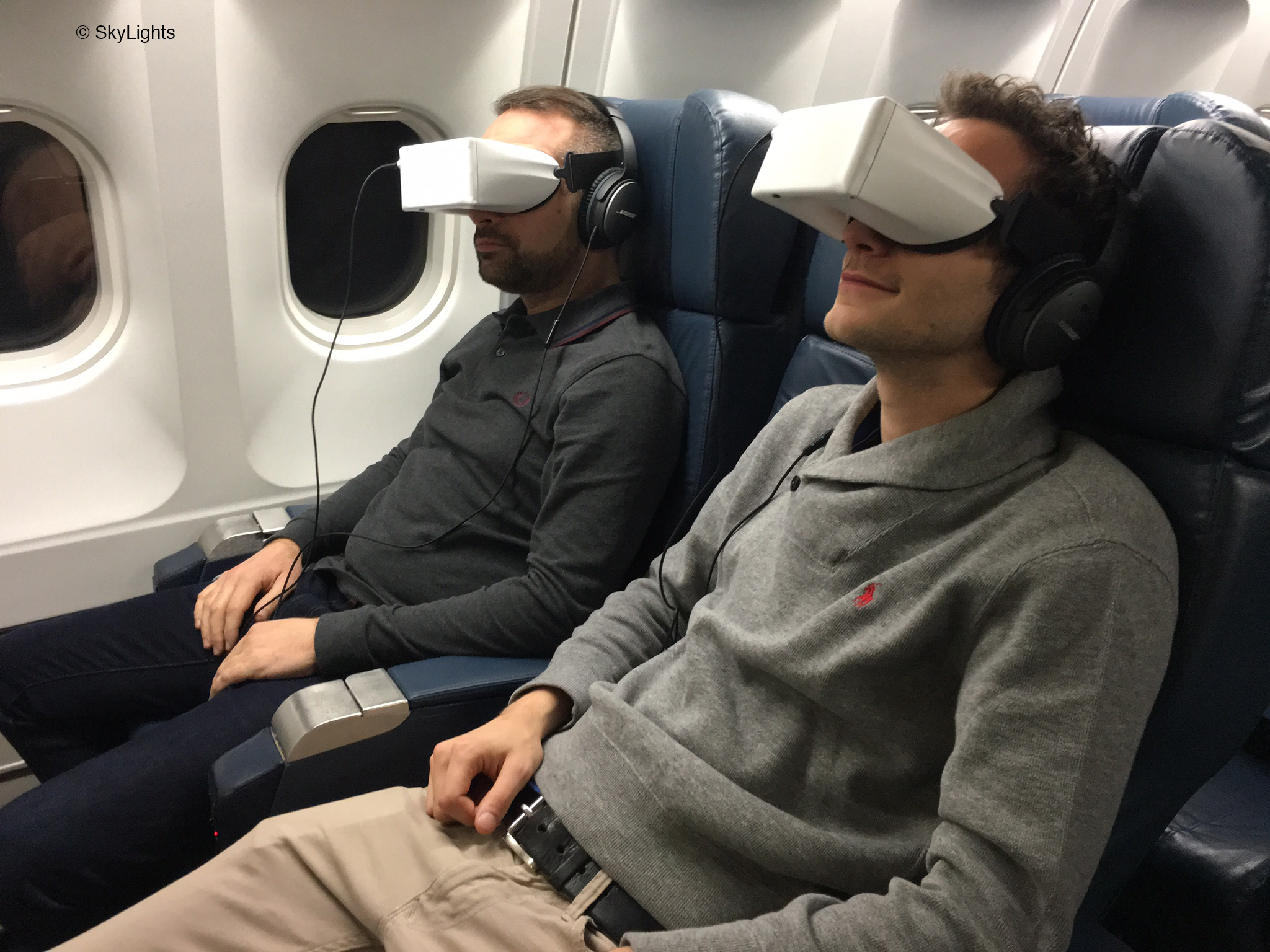 Можно беспроводные наушники в самолет. VR самолеты. Очки виртуальной реальности самолет. Наушники для полета в самолете. VR очки для самолёта.