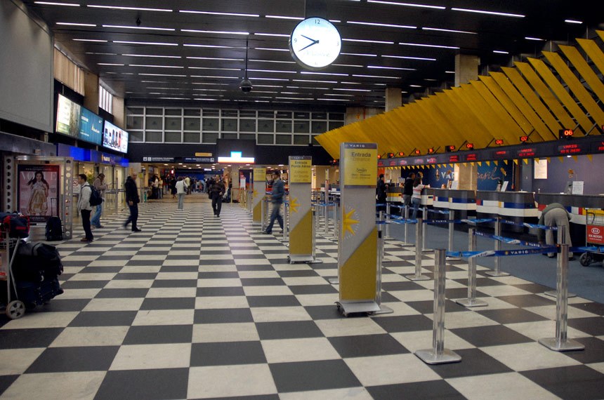 Balão com escudo da Seleção brasileira é flagrado perto do aeroporto de  Congonhas, São Paulo