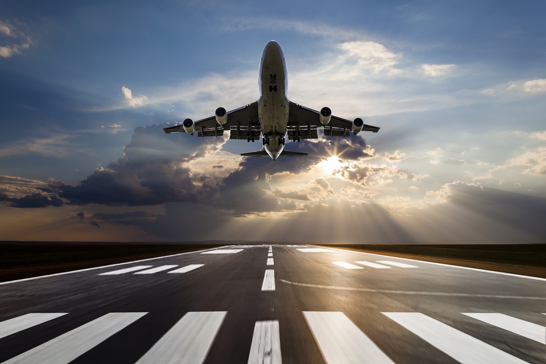 Decolagem do avião em uma pista de pouso para aviões perto do terminal,  sala de controle na torre