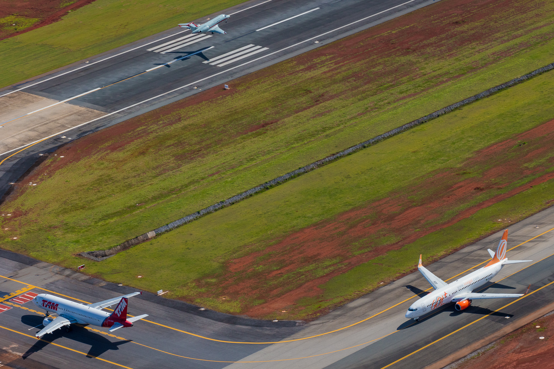 Aeroporto pode ter mais de um pouso e decolagem ao mesmo tempo? - UOL  Economia