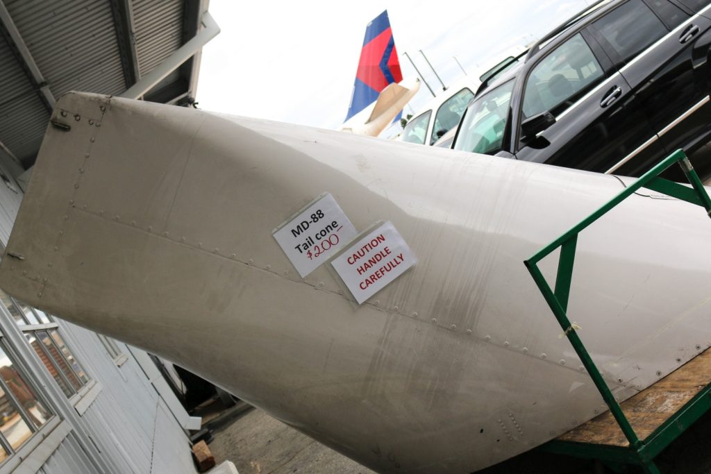 Empresa aérea vende itens usados de aviões, como hélice