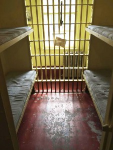 A cela onde Jake Fratelli escapa ainda guarda o bilhete que ele deixou ao policial. (Pablo Miyazawa)