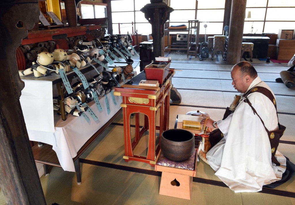 Bungen Oi faz oração no funeral de 19 cães Aibo no templo de Kofuku-ji, em Isumi