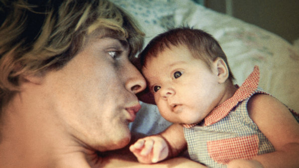 Kurt e a filha Frances Bean Cobain, hoje produtora executiva do documentário