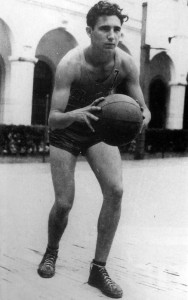 Fidel Castro era ‘o cara’ no time de basquete do colégio e ainda foi eleito o melhor atleta universitário cubano. A foto é dos anos 40, muito antes da Revolução Cubana, em 1959