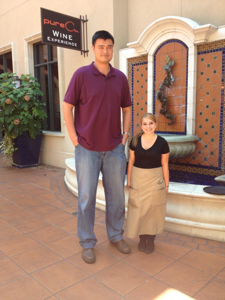 Tire uma foto ao lado de Yao Ming e saiba como é ser um anão - Esporte ...
