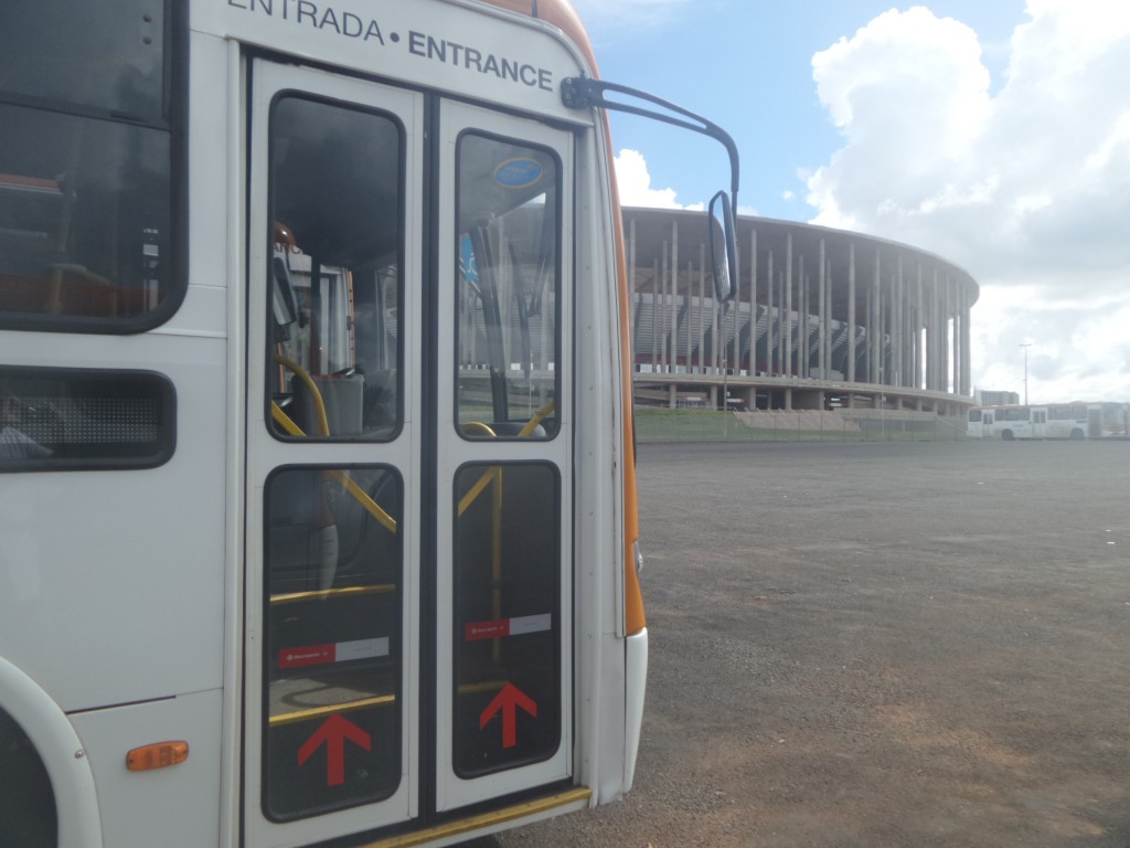 Mané Garrincha segue sendo terminal de ônibus (Crédito: Daniel Brito/UOL)