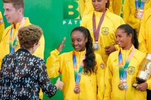 Dilma cumprimenta atletas em encontro em Brasília (Crédito: Pedro Ladeira/Folhapress)